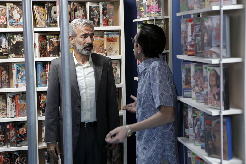 Antonio, que se ha comprometido a donar una cantidad al nuevo partido de Suárez, el CDS, no duda en pedirle prestado a su amigo Desiderio.