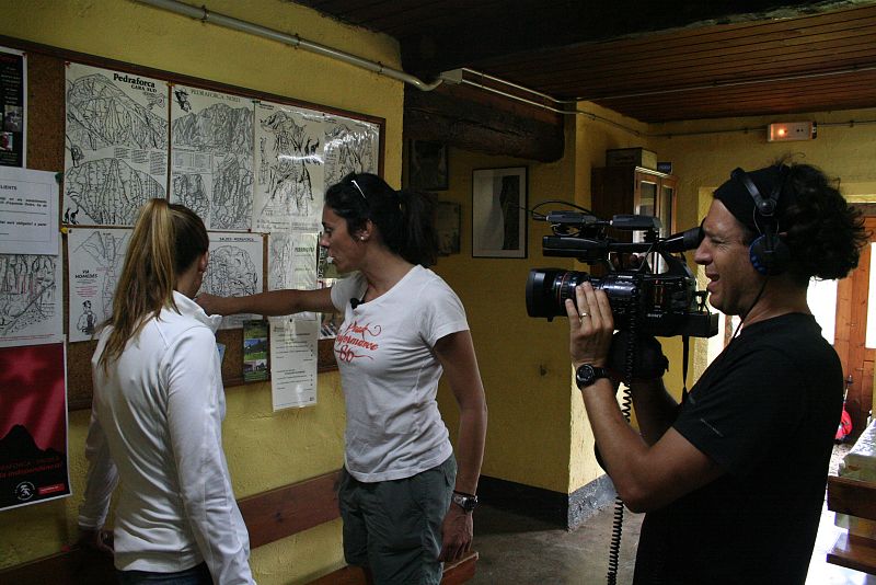 En el refugio, Edurne explica a Gemma la ruta a seguir apara alcanzar la cumbre