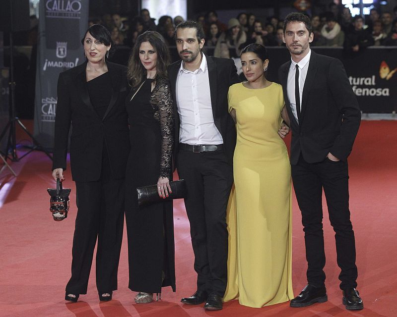 Los actores Rosi de Palma, Bárbara Santa-Cruz , Inma Cuesta y Paco León, junto al director Javier Ruiz a su llegada a la entrega los I Premios Feroz que otorga la Asociación de Informadores Cinematográficos de España.