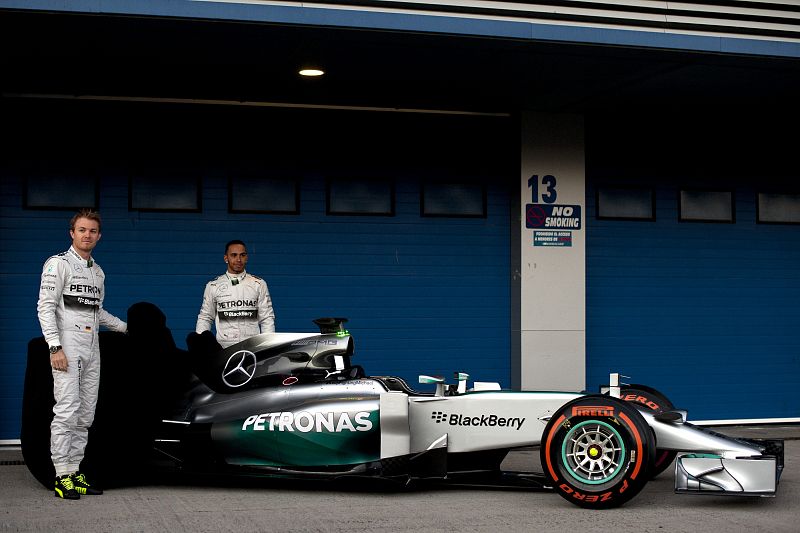 Lewis Hamilton y Nico Rosberg muestran en Jerez el Mercedes W05