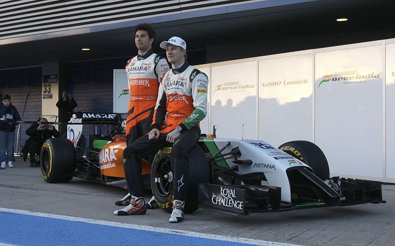 Los pilotos Sergio Pérez (i) y Niko Hülkenberg, posan junto al nuevo monoplaza VJM 07 de la escudería Force India