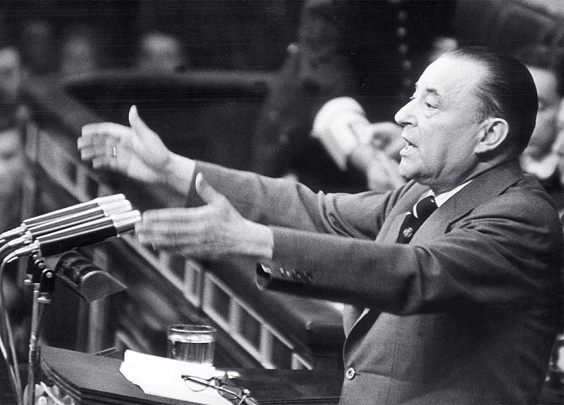 Blas Piñar interviene desde la tribuna de oradores del Congreso de los Diputados