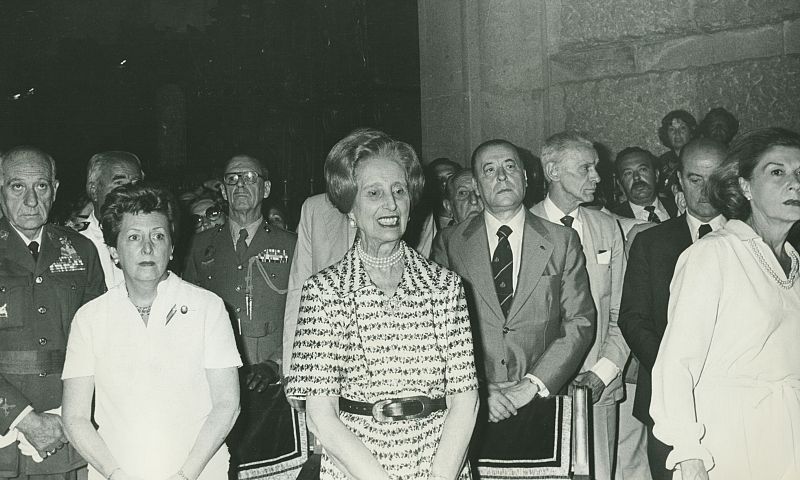 En la basílica del Valle de los Caídos, la viuda de Franco, Carmen Polo, con Blas Piñar en segundo término.