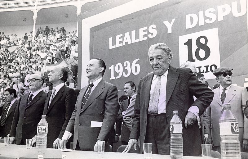 Conmemorando el día del golpe que dio inicio a la guerra civil española, en un acto en la plaza de Las Ventas en 1978 con líderes de Fuerza Nueva y otros dirigentes.