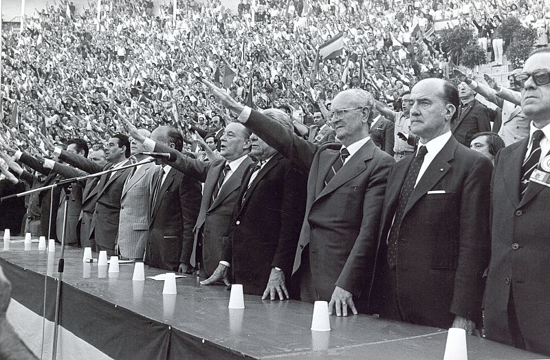 Blas Piñar y otros líderes derechistas españoles y extranjeros en un mitin en la plaza de toros de Las Ventas, en 1980.