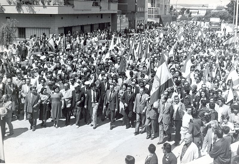 Blas Piñar encabeza una manifestación junto a otros dirigentes de Fuerza Nueva el 16 de junio de 1980.