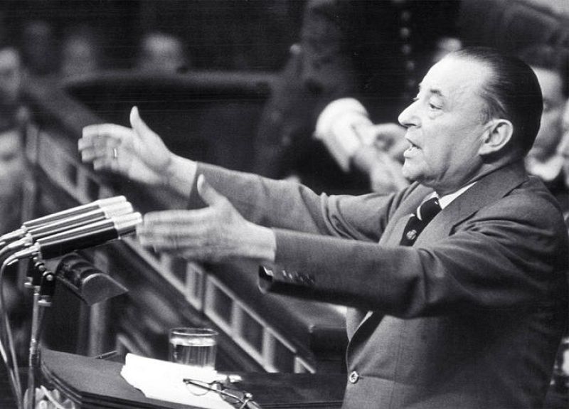 Blas Piñar interviene desde la tribuna de oradores del Congreso de los Diputados