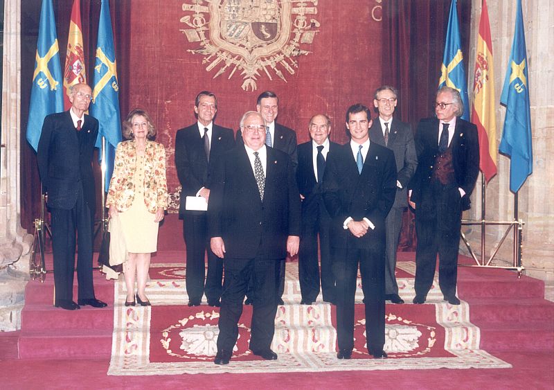 Foto de familia de los premiados de los Premios Príncipe de Asturias de 1996