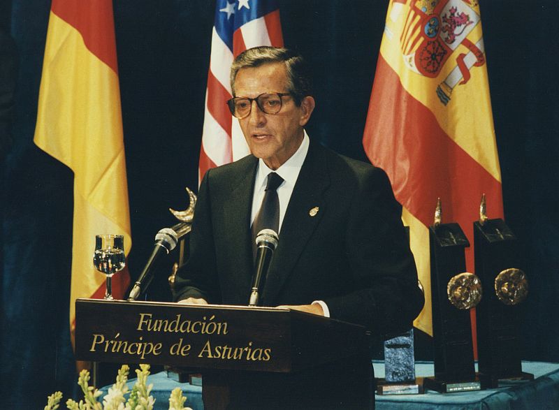 Adolfo Suárez leyendo el discurso por el premio Príncipe de Asturias en 1996