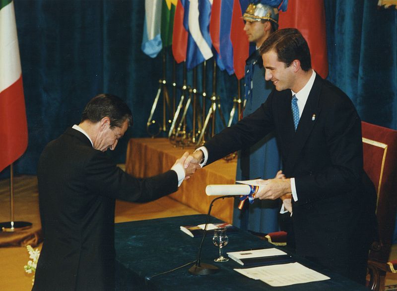 Suárez recibe el premio Príncipe de Asturias de la Concordia en 1996