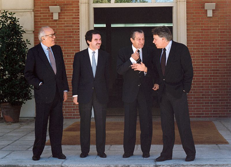 Calvo Sotelo, Aznar, Suárez y González posando ante la Moncloa 20 años después de las primeras elecciones democráticas de 1977