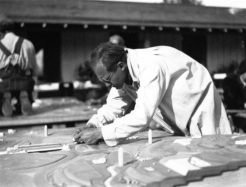 Maqueta de Broadacre City en construcción por miembros de Taliesin. 1934-35. Fotografía, 9 9/16 x 7"(24.3 x 17.8 cm).