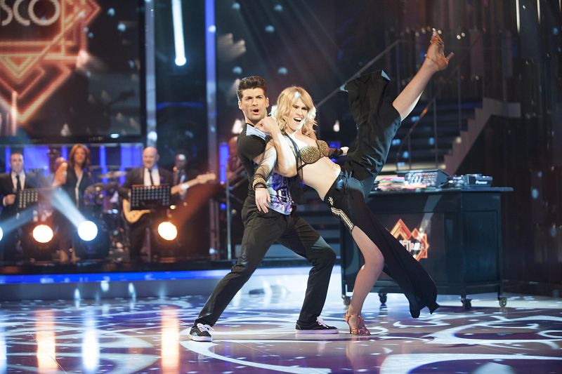 De la salsa, pasamos al disco y Adriana Abenia se encargó de realizar la actuación más divertida de la noche