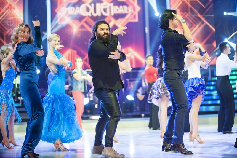 Todo el equipo de 'Mira quién baila' se lanzó  a la pista para bailar en el arranque del programa. Aquí vemos a Norma Duval, 'El Sevilla' y Poty bailando "Saturday night"