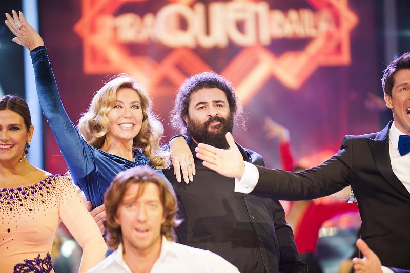 Y aquí tenemos un bonito plano de Norma Duval junto a su compañero de jurado, 'El Sevilla'...¡la artista estaba encantada de volver a televisión!