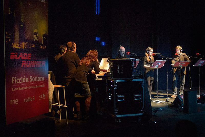 El director y los realizadores de 'Blade Runener', observan la representación