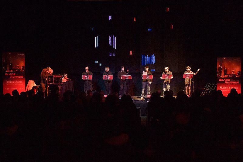 Los actores de la ficción sonora representan una escena de 'Blade Runner'