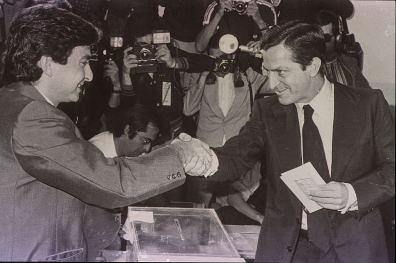 Adolfo Suárez votando en las primeras elecciones de junio de 1977