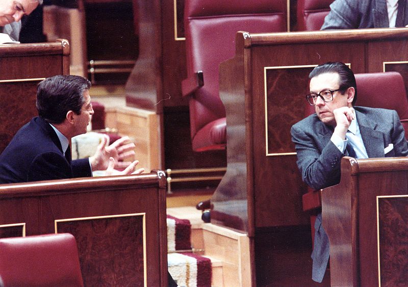 Suárez conversa con Miguel Herrero Rodríguez de Miñón