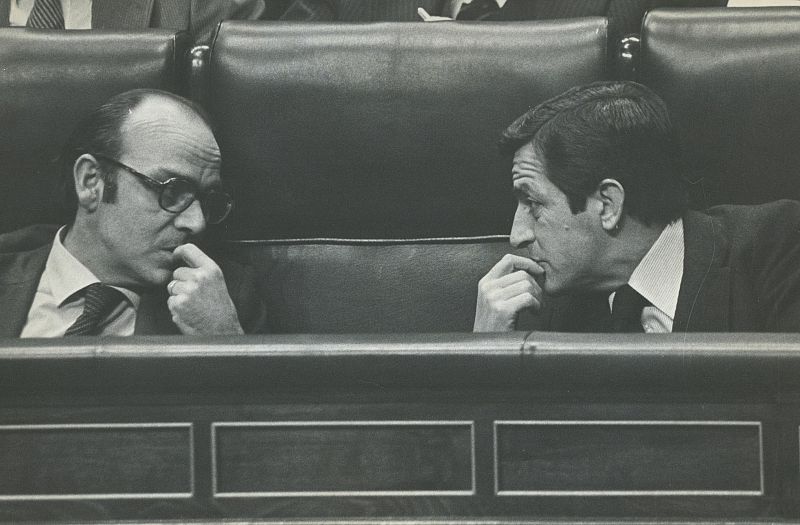 Suárez hablando con Abril Martorell desde su escaño