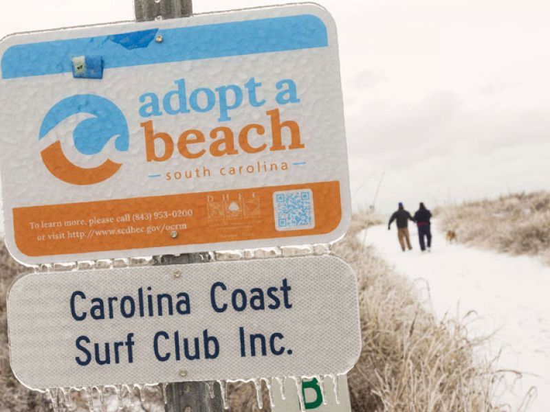 Témpanos de hielo en una señal de playa en las afueras de Charleston.