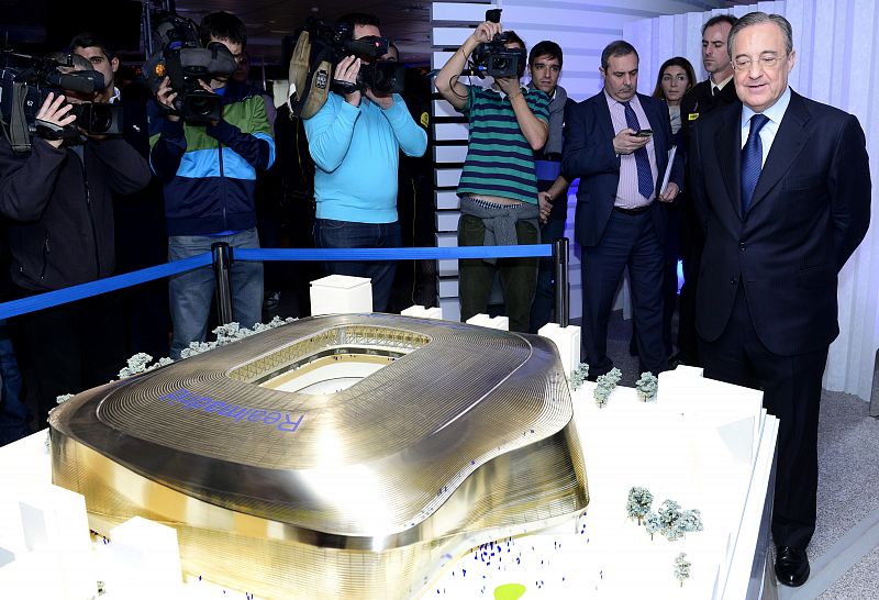 Florentino Pérez posa junto a la maqueta del proyecto para remodelar el Santiago Bernabéu.