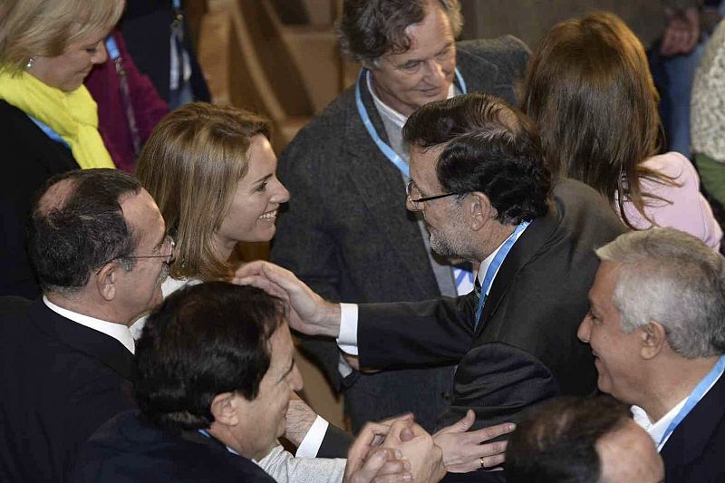 El presidente del Gobierno, Mariano Rajoy (2d), saluda a la presidenta del PP vasco, Arantza Quiroga, durante la Convención Nacional del PP, que ha comenzado esta tarde en Valladolid.