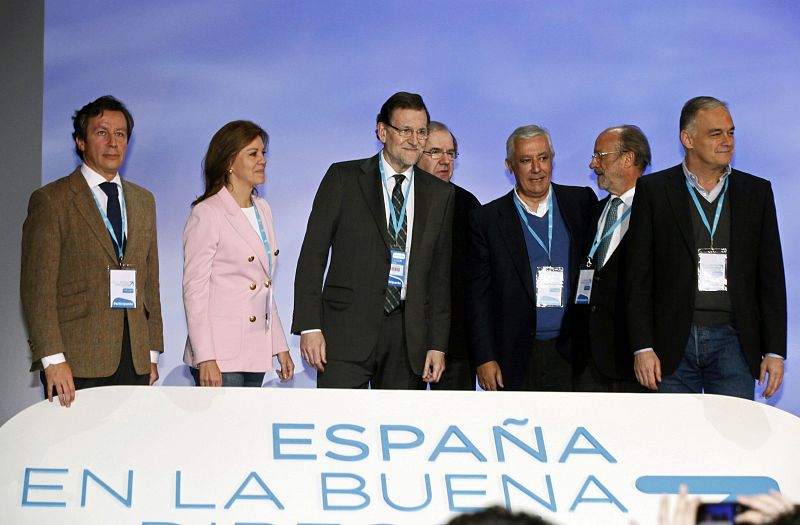 Mariano Rajoy (3i), acompañado por (de izda. a dcha.) Carlos Floriano, María Dolores de Cospedal, Juan Vicente Herrera, Javier Arenas, Javier León de la Riva y Esteban González Pons.