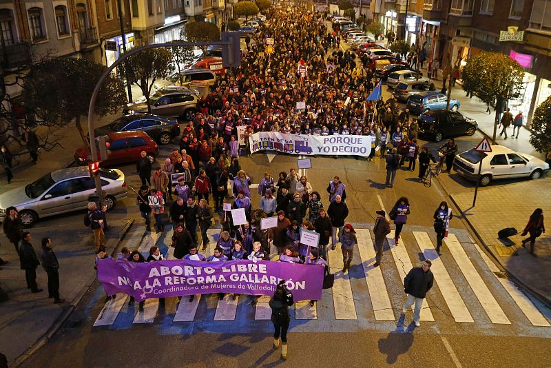 Los pasajeros del "Tren de la Libertad", organizado por grupos proaborto que viajan de Gijón a Madrid para una manifestación, marchan por la calle con ciudadanos de Valladolid hacia la convención del PP.