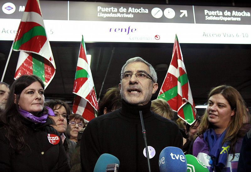 El diputado de IU Gaspar Llamazares en la estación de Atocha, desde donde ha partido la manifestación contra la reforma del aborto.