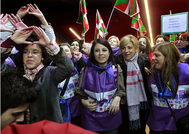 La vicesecretaria general del PSOE, Elena Valenciano, 2dª, en la estación de Atocha.