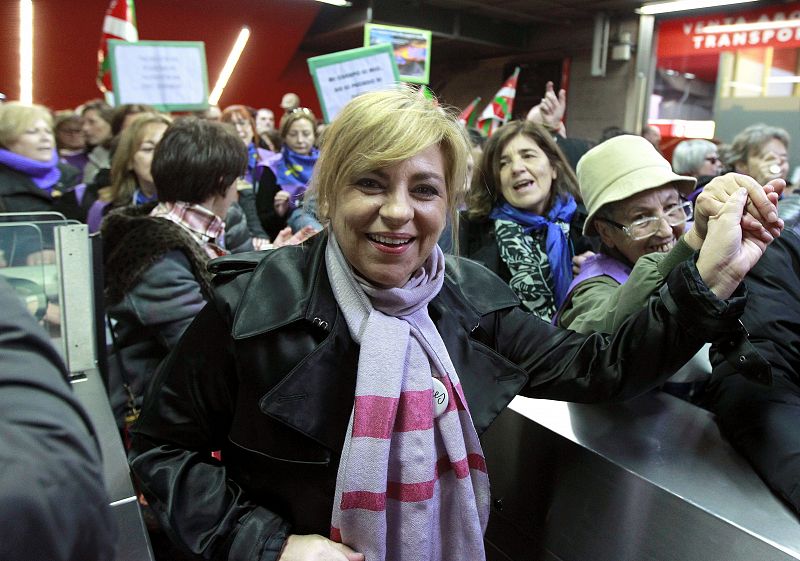 La vicesecretaria general del PSOE, Elena Valenciano, en la estación de Atocha, donde ha recibido a muchas de las asistentes.