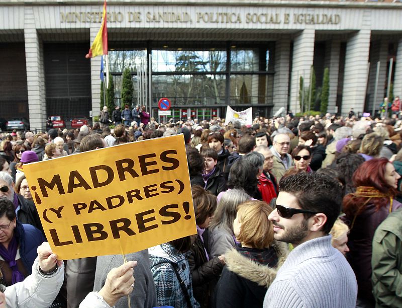 Vista de la manifestación celebrada en Madrid, a su paso frente al ministerio de Sanidad, contra la reforma del aborto.