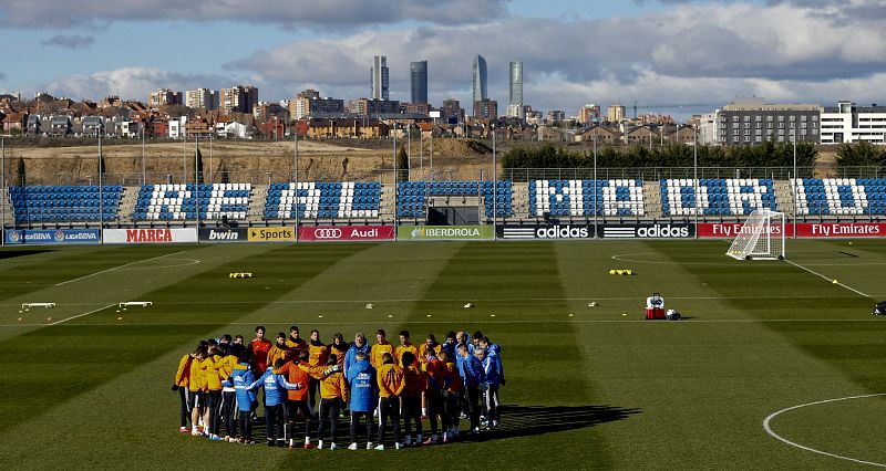 EL REAL MADRID GUARDA UN MINUTO DE SLIENCIO POR LA MUERTE DE LUIS ARAGONÉS