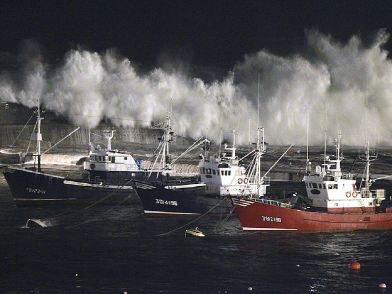 Olas de gran tamaño rebasan los diques en el puerto de Bermeo