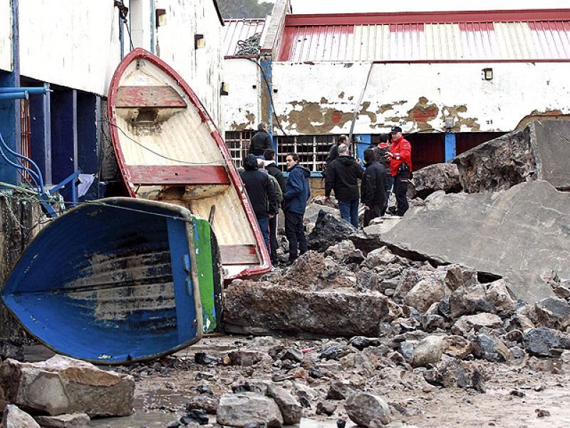El oleaje ha causado destrozos en el puerto de Bermeo