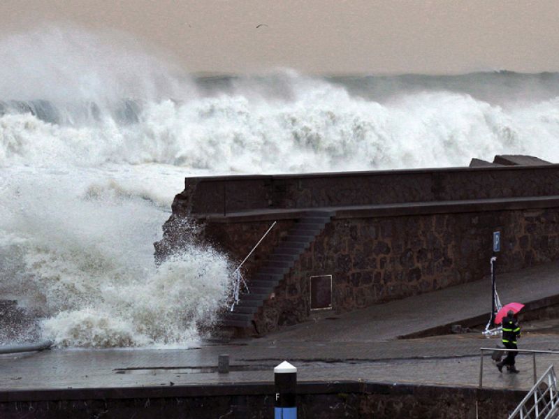El temporal ha causado una brecha en el rompeolas de Bermeo