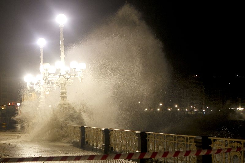 OLEAJE PROVOCA CIERRE DE PUENTES EN DONOSTIA Y ANEGA LOCALES EN VARIAS ZONAS