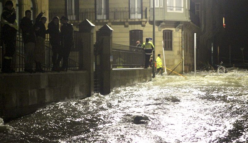OLEAJE PROVOCA CIERRE DE PUENTES EN DONOSTIA Y ANEGA LOCALES EN VARIAS ZONAS
