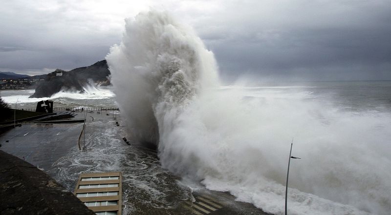 OLEAJE PROVOCA CIERRE DE PUENTES EN DONOSTIA Y ANEGA LOCALES EN VARIAS ZONAS