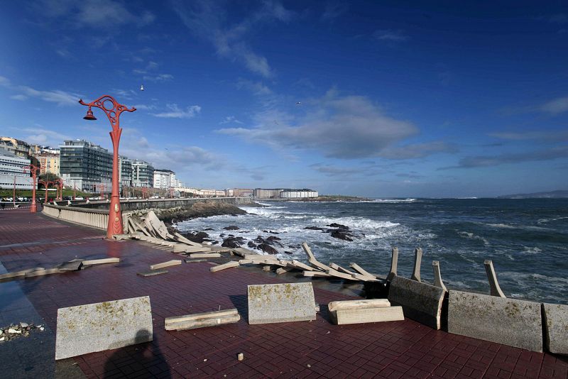 A CORUÑA Y LUGO CONTINÚAN EN ALERTA MÁXIMA POR FENÓMENOS COSTEROS