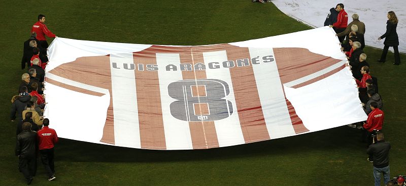 Un grupo de veteranos del equipo rojiblanco portaron por el terreno de juego una lona gigante con la efigie de la camiseta de Luis