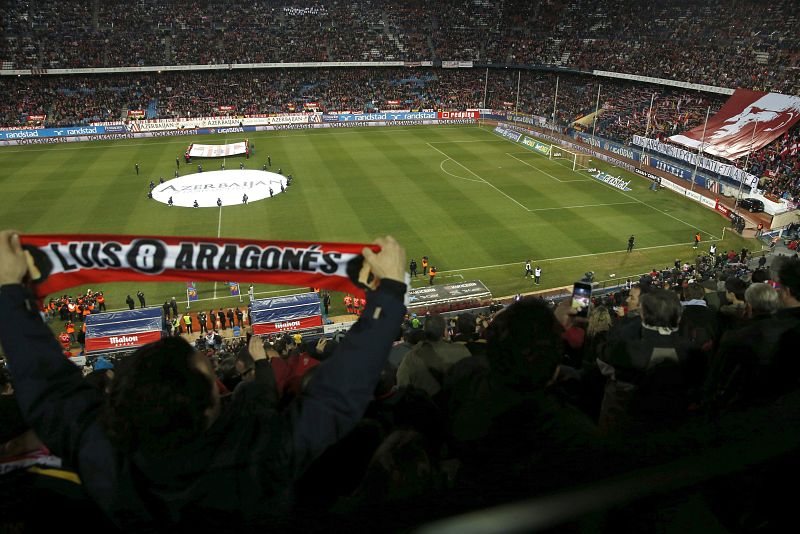 Mientras los veteranos llevaban la lona, desde la grada se entonaba el "Luis Aragonés, Luis Aragonés, Luis Aragonés, Luis Aragonés"