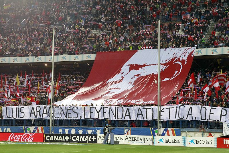 El público se mantuvo callado hasta el minuto ocho, momento en el que otra vez irrumpió el cántico en honor a Luis