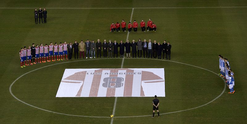 Los titulares de Atlético y Real Sociedad han guardado un minuto de silencio junto a los veteranos