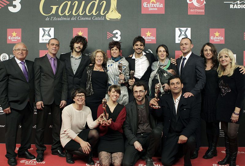 Equipo al completo de la película "La Plaga", ganadora de cuatro galardones, durante la gala de los VI Premios Gaudí del Cine en Cataluña celebrada esta noche en Barcelona.