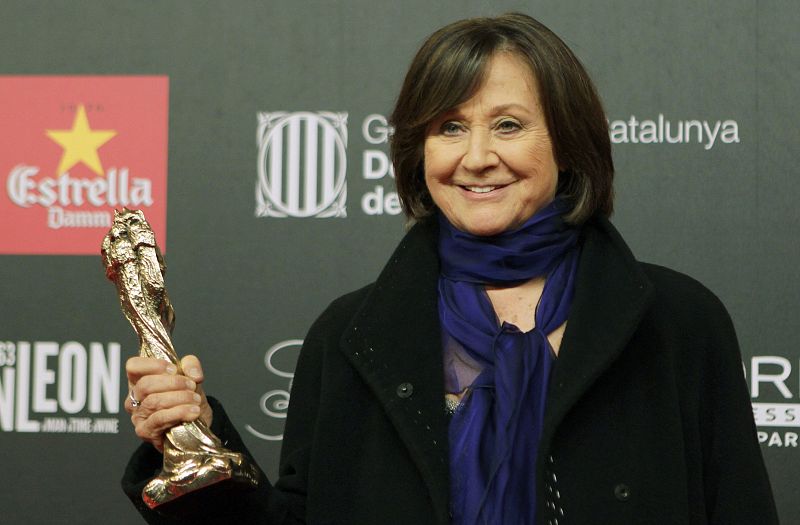La actriz Julieta Serrano posa con el premio Gaudí de Honor.