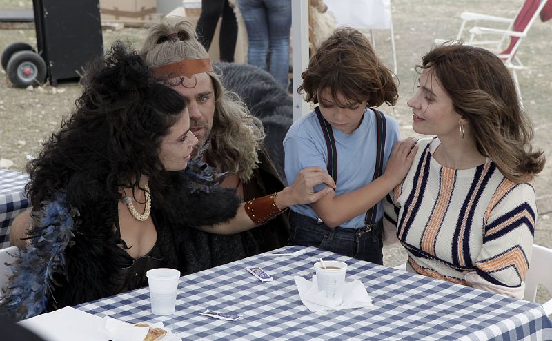 Además, ha recibido una visita muy especial. Carola ha ido con Oriol para que vea como su madre graba su película.