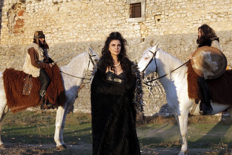 Inés, para no encasillarse, había dejado el cine quinqui y estaba rodando una película llamada "La frontera de Khan-Tor", en su versión original "Il Guerriero di sangui".