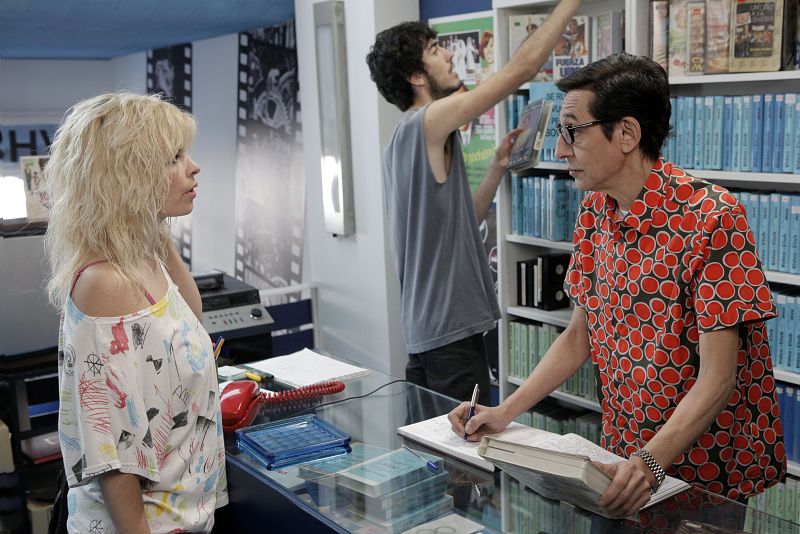 Como no solo de "Rosa Chillón" vive Josete, éste tiene que ayudar a su padre en el vídeoclub, aunque su cabeza sigue dándole vueltas a la búsqueda de una nueva vocalista para el grupo.